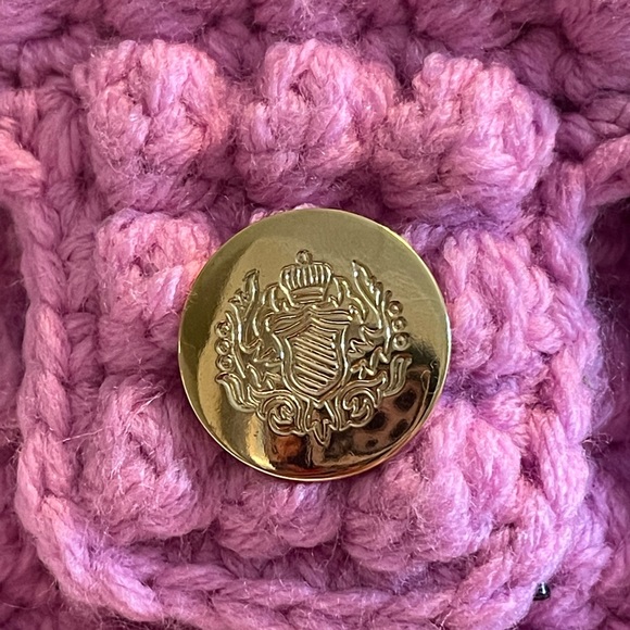 Ophelia Grey - Classica Pink 💗
A handmade work of art
6.5 X 10 X 3 inches - Picture 3 of 8